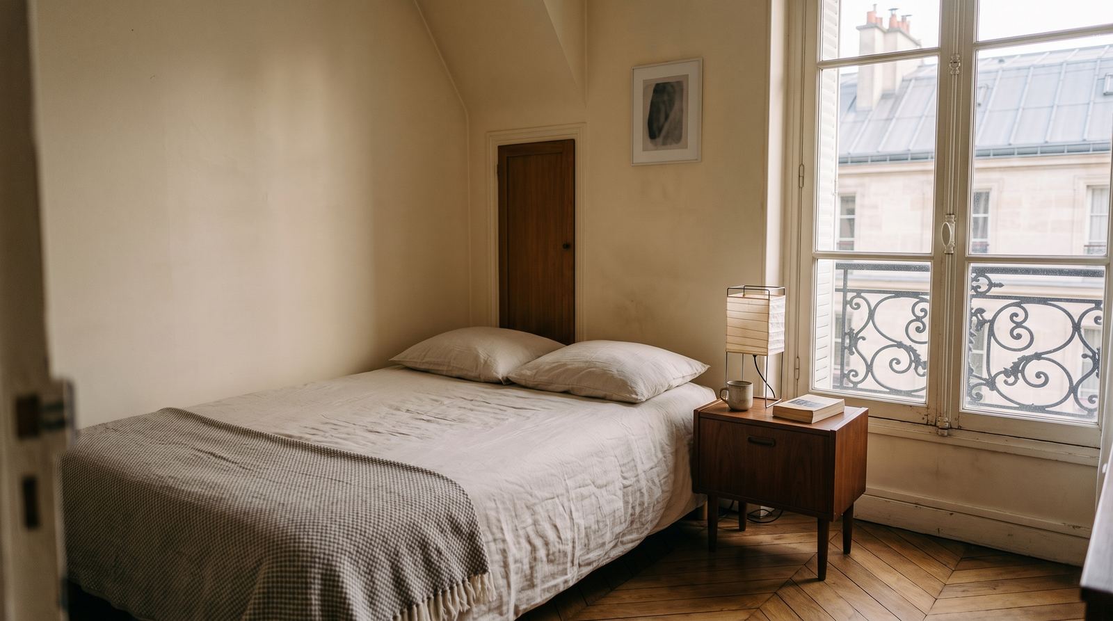 Airbnb / location courte — chambre, couchage réel du même lieu (exemple MOTIONEST)