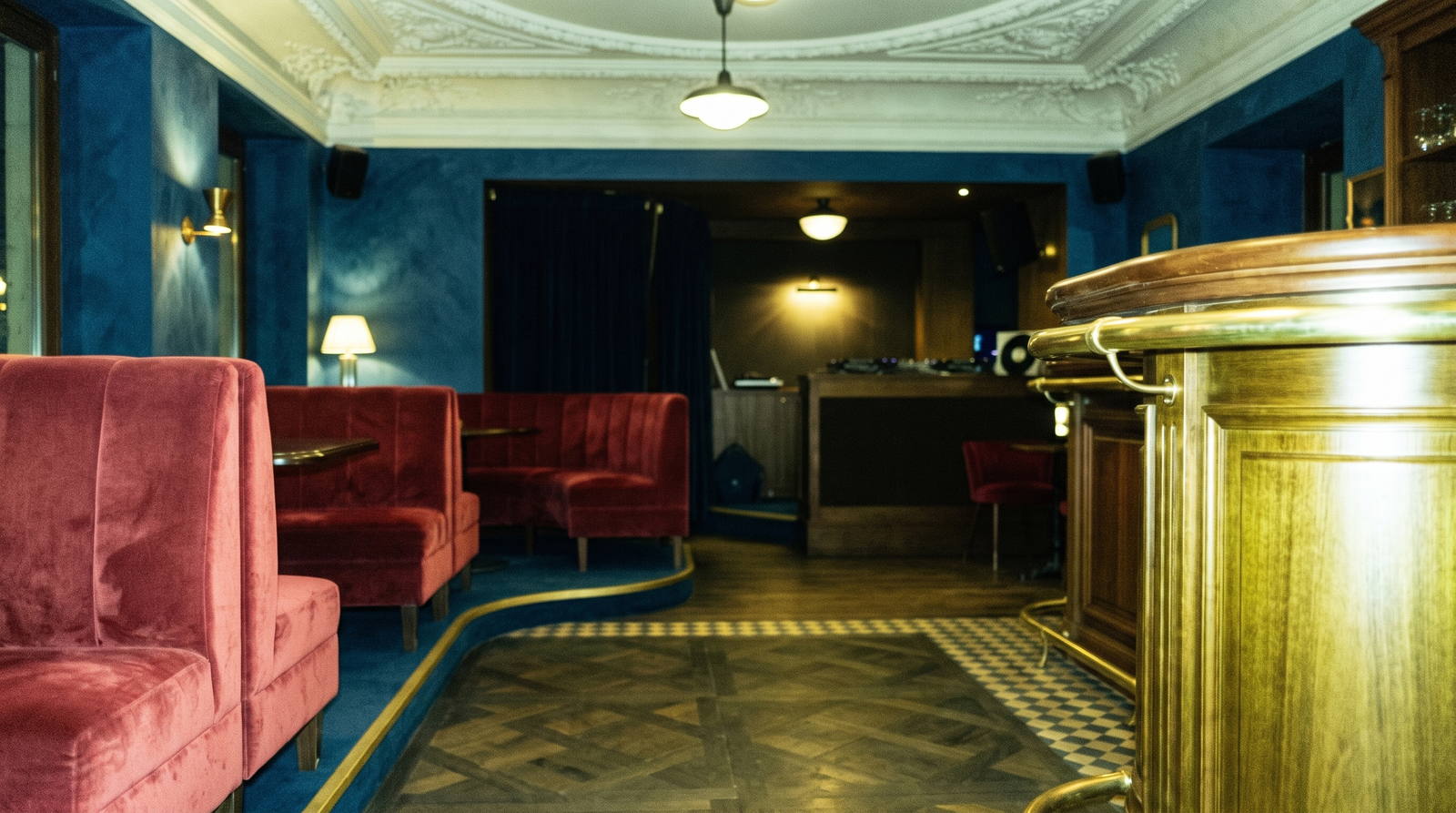 Boîte de nuit — Avant : Photo téléphone (Comme vos clichés, avant le moteur)