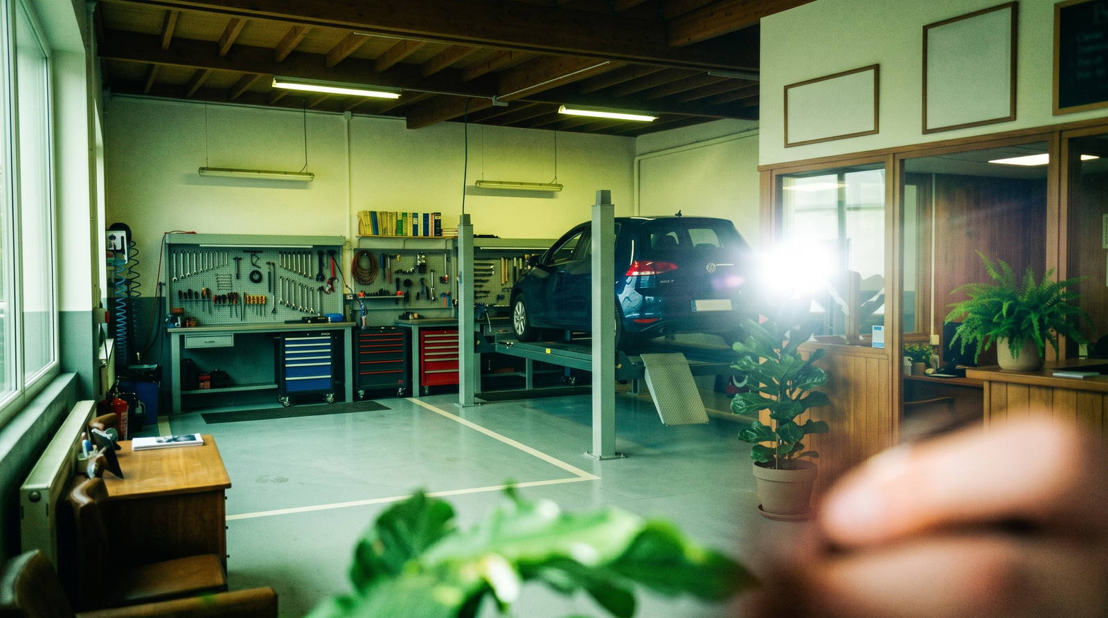 Garage automobile — Avant : Photo téléphone (Comme vos clichés, avant le moteur)