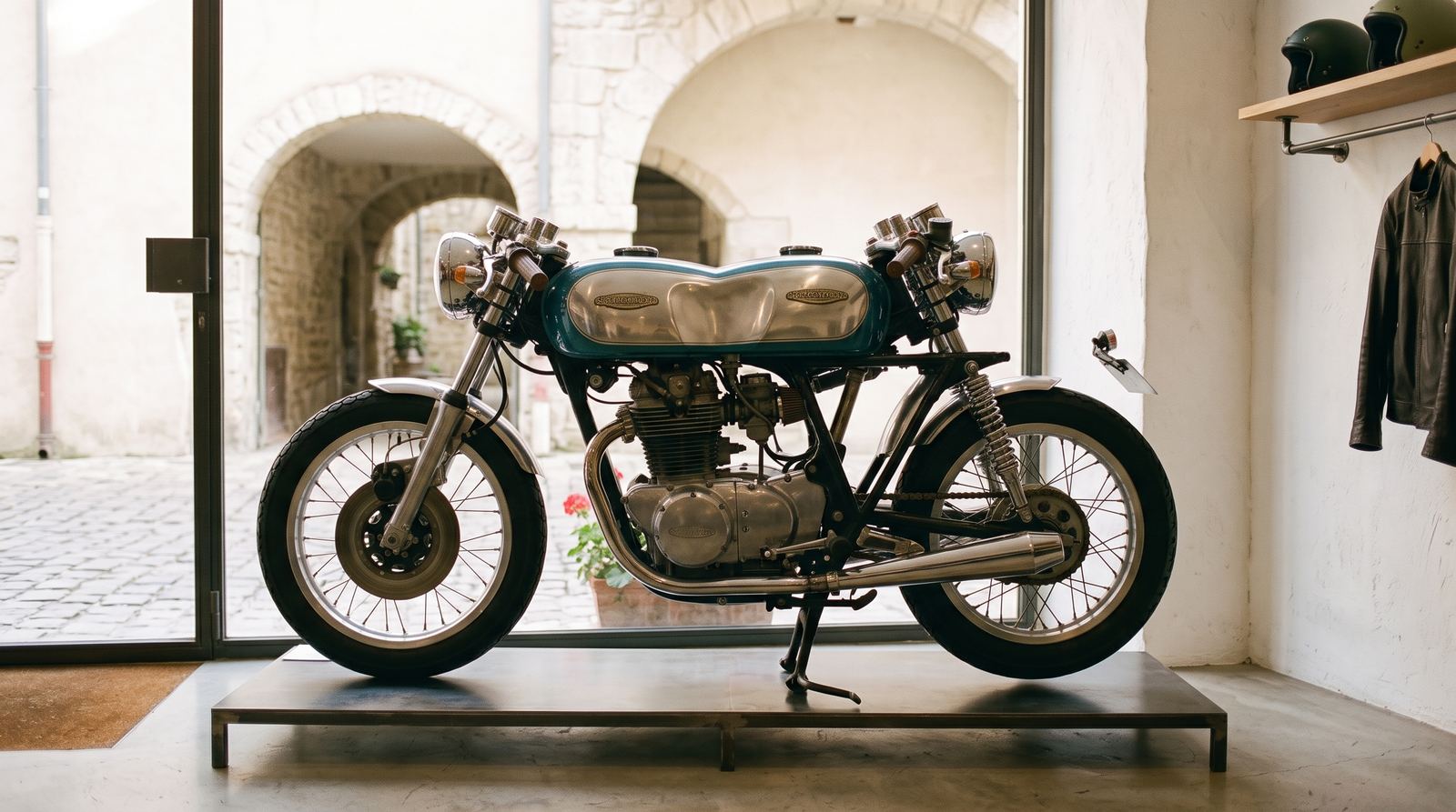 Magasin de motos — moto de profil, géométrie lisible, plaque neutre (exemple MOTIONEST)