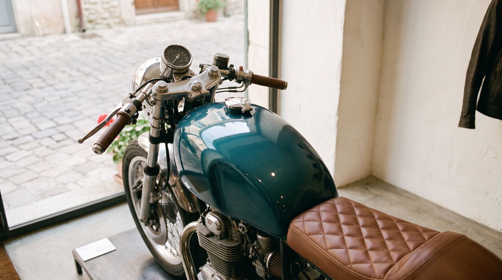 Magasin de motos — détail chrome, réservoir, selle, finitions (exemple MOTIONEST)