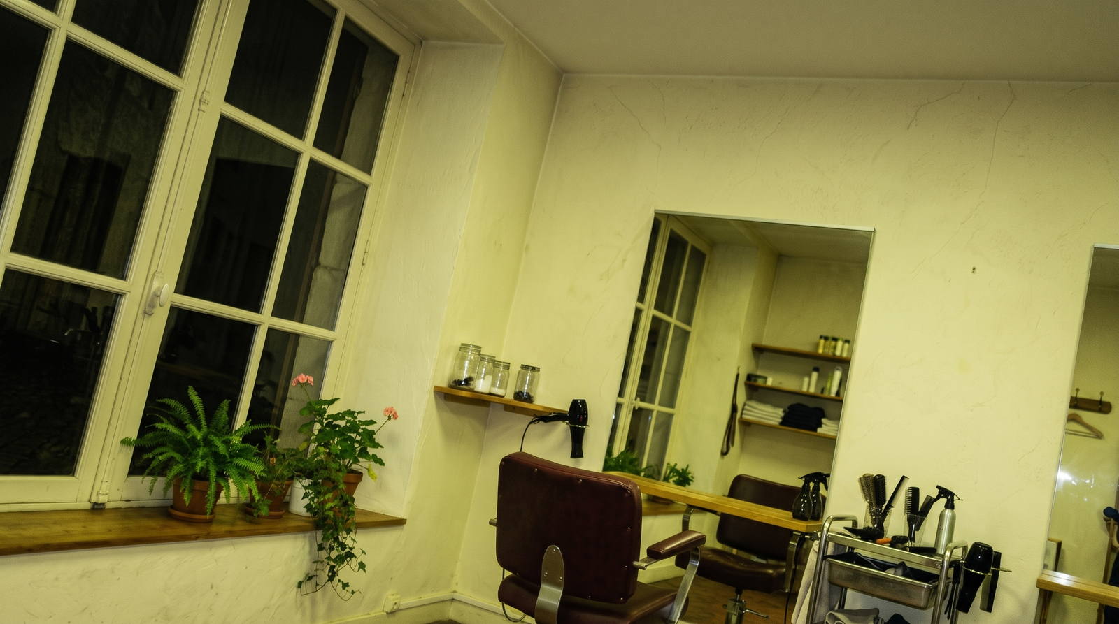 Salon de coiffure — Avant : Photo téléphone (Comme vos clichés, avant le moteur)